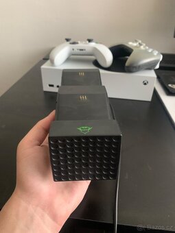 Prodám Xbox Series S 512GB + 2 ovladače + nabíjecí stanice - 8