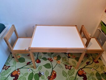 Dětský stůl se židlemi IKEA LÄTT vč. držáku na roli papíru - 8