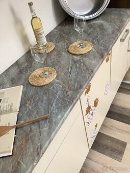 Světlá moderní kuchyně IRMA - 8