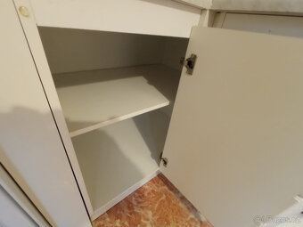 Starší světlá kuchyň s dřezem a sporákem - 8