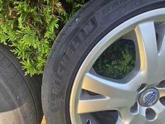 Prodám 4 originální alu kola 225/45 R17 na Volvo S60, V70. - 8