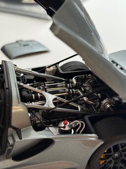 Hennessey Venom GT Autoart Signature 1:18 - 8