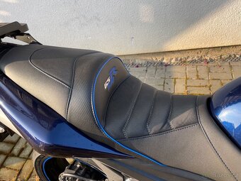 Suzuki GSR 600 - 8