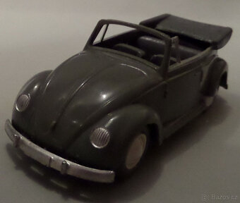 VW BEETLE CABRIO 140 v betonově šedé barvě od WIKINGU - 8