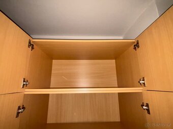 Velká šatní skříň – světlé dřevo, hodně úložného prostoru - 8