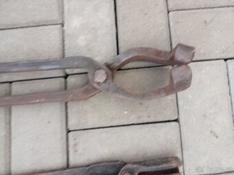 Kovářské nářadí,kleště,kladivo. - 8