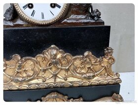 Figurální mechanické kovové půlové krbové hodiny Francie1850 - 8