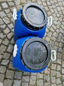 Kanystry plast 20Ltr. Bílé a modré za 60Kč, 15Ltr. 50Kč. PM - 8