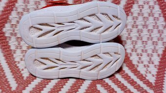 BOTASKY S BLIKÁNÍM V PODRÁŽCE - SKECHERS - vel. 32 - 8