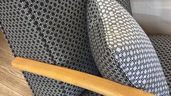 Renovovaná křesla Halabala s taburety - 8