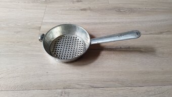 Skleničky, poháry, hrnek a cedník - 8