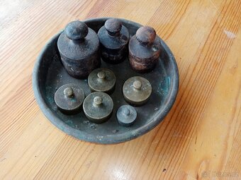 8 ks závaží a váhová miska - 8