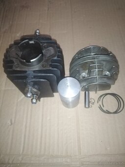 Prodám válec hlavu 550 555. - 8