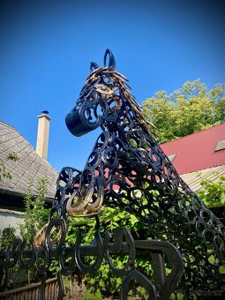 Koně z podkov v životní velikosti - 8