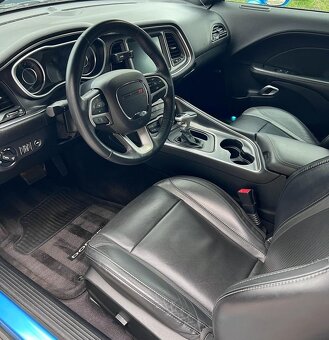 Dodge challenger R/T 5.7 HEMI V8 - 8