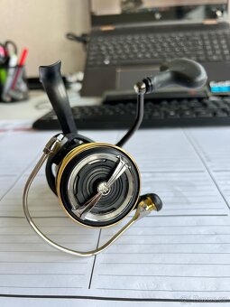 Prodám kvalitní naviják DAIWA Ballistic G LT 4000D-C - 8