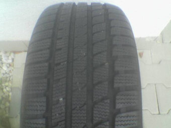 Prodej starších zimních pneumatik KUMHO 235-50-17. 6-7 mm. - 8