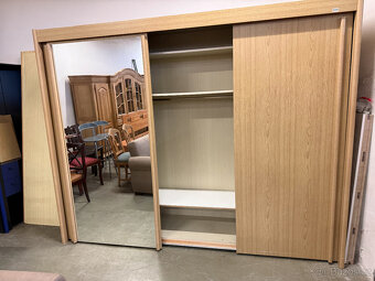 Třídveřová velká šatní skříň s posuvnými dveřmi - 8