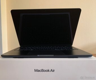 MacBook Air M2 2022 8/512 GB - TOP STAV - 8