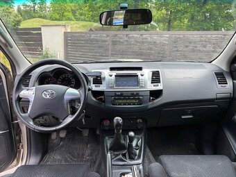 Toyota Hilux 3.0 4x4 manuál - 8