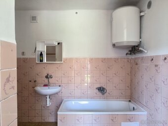 Nabízíme zemědělskou usedlost s 2 RD - 8