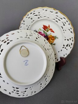 Dva dekorativní porcelánové talíře s prolamovanými okraji - 8