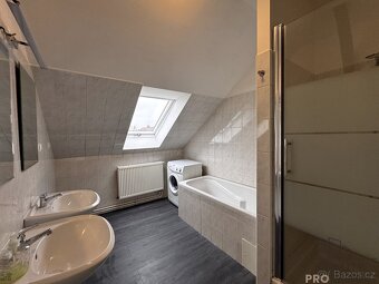 Pronájem prostorného podkrovního bytu 3+1 v Hodoníně – ulice - 8