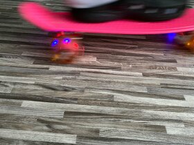 Růžový skateboard - 8