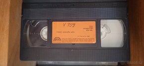 VHS videokazety a nějaká DVD - 8