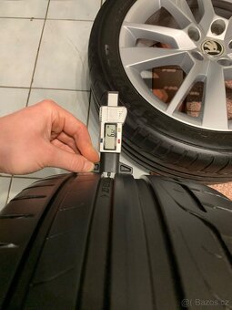 Alu kola Škoda R17 5X112 LETNÍ PNEU 225/45 R17 TOP STAV T - 8