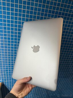 Apple MacBook Air 13” (2017) i5 / 8 GB RAM / 250 GB SSD - 8