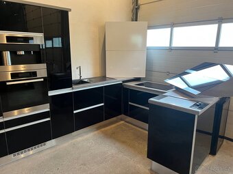 Moderní kuchyň se všemi spotřebiči - 8