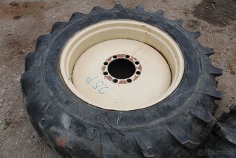 Zetor 8011 8145 zadní kola 16.9-34 vzorek 95% - 8