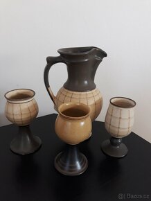 Dřevěné vázy a korbele, keramický džbán s kalichy - 8