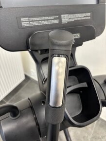 Life Fitness Discover SE3HD elipt.- nový stroj - 60% sleva - 8
