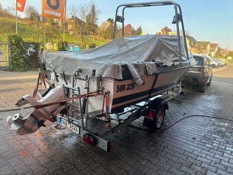 Motorový člun s kajutou - 8