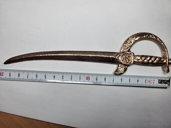 Bronzový otvírák na láhve,dekorační klíč a šavlička. - 8
