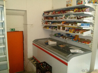 Rodinný dům s prodejnou potravin v centru obce - 8