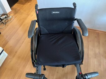 Velka SLEVA Skládací švýcarský invalidní vozík s pohonem - 8