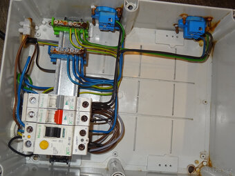 Rozvadec ( abb 12654 ) rozvodnice 1x chranic 2x jistic 2x za - 8