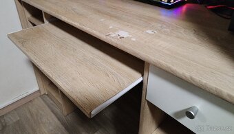 Palanda se stolem a skříní - 8