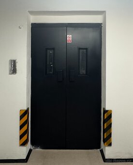 Pronájem obchodních prostor 387m2, bez provize RK - 8
