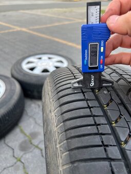 Originální ALU VW 5x112 R15 - pneu 6-7mm - 8