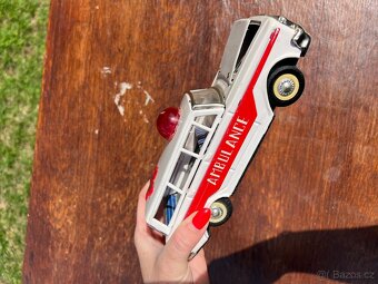 Plechová retro hračka – sanitka AMBULANCE MF 111 - 8
