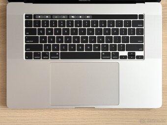 Apple MacBook Pro 16" - i9 2,4GHz, 32GB - 100% JAKO NOVÝ - 8
