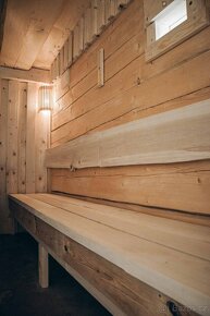 Venkovní roubená sauna v moderním designu - 8