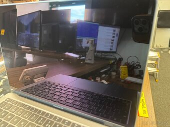 MacBook Air 2020 M1 8GB RAM / 256GB SSD – pouze 13 cyklů - 8