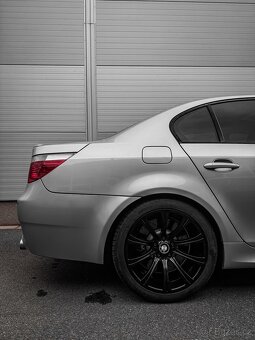 BMW E60 M5 V10 INDIVIDUAL - 8
