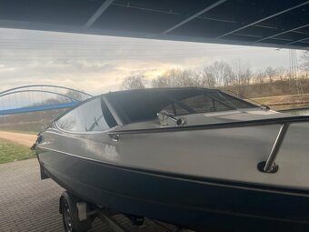 Bayliner Capri 1851 s prívesom a motorovým člnom - 8