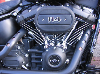Harley Davidson FXBBS Street Bob motor M8 - 8